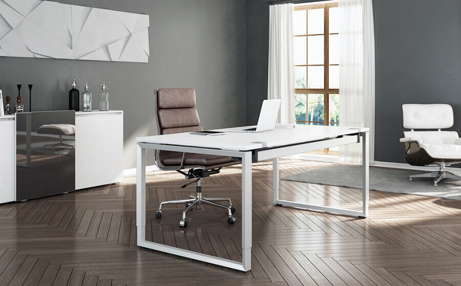 Bürokonzeption München Büro weiß und dunkelbraun Schreibtisch Ledersessel